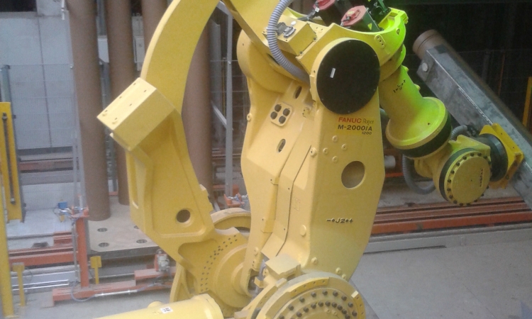 Robot for interlocking pipes