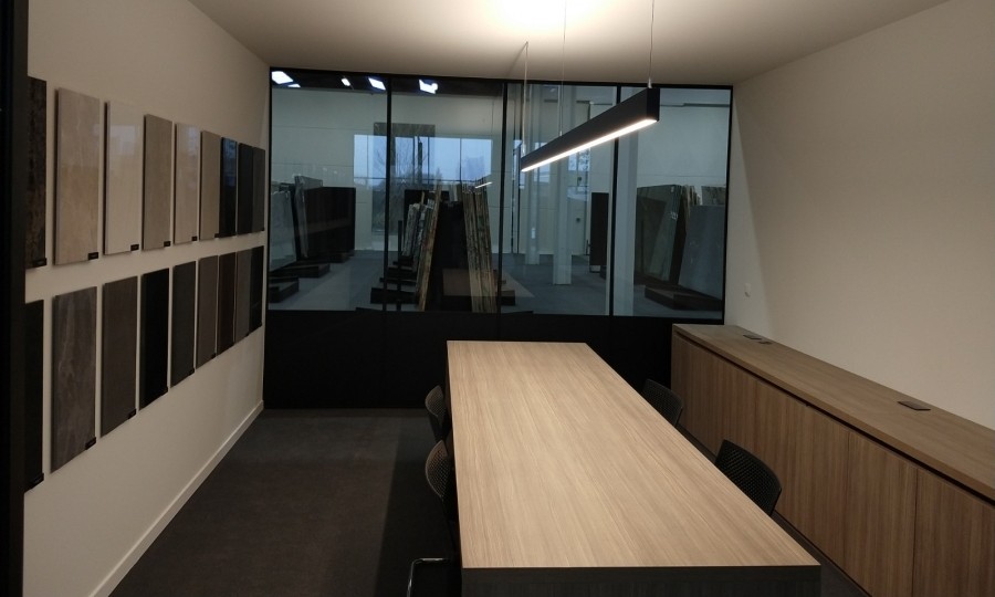 Salles de réunion modernes et mise en lumière du showroom de Brachot