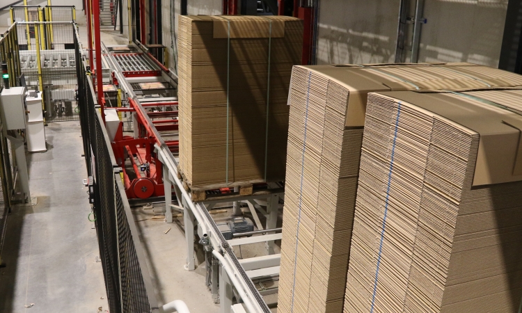 Shuttle brings 3 pallets at the same time via crane to automatic warehouse
