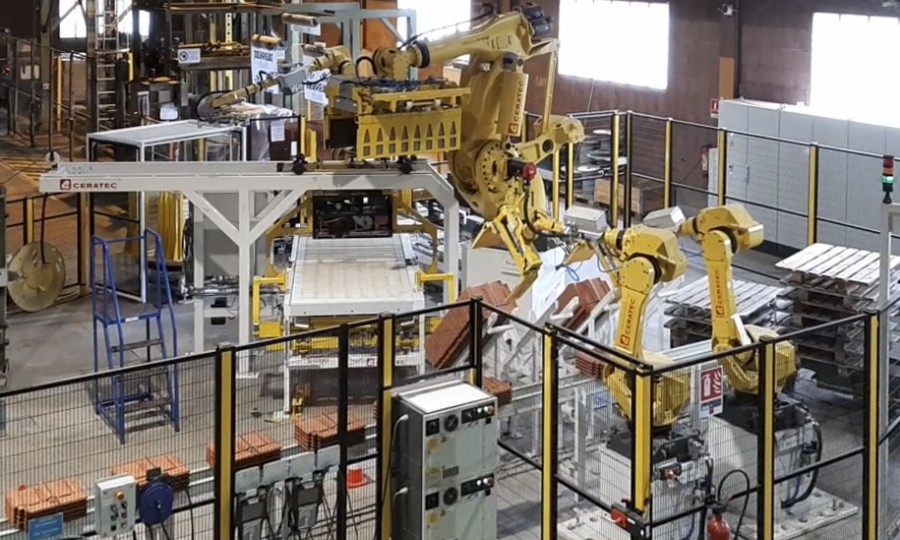 Robotized packaging line for a roof tile